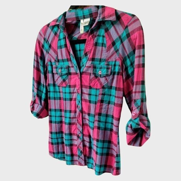 Passport Women's Multi-Color Pretty  Plaid Shirt. - Picture 8 of 11